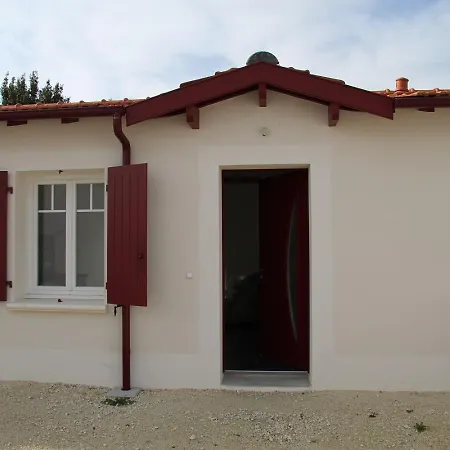 Maison Rouge Le Ponant Holiday home *