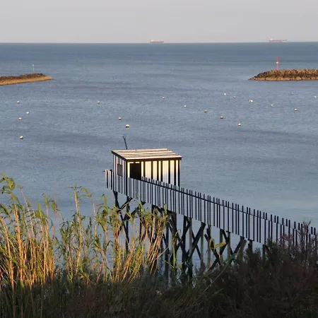 Maison Rouge Le Ponant Holiday home